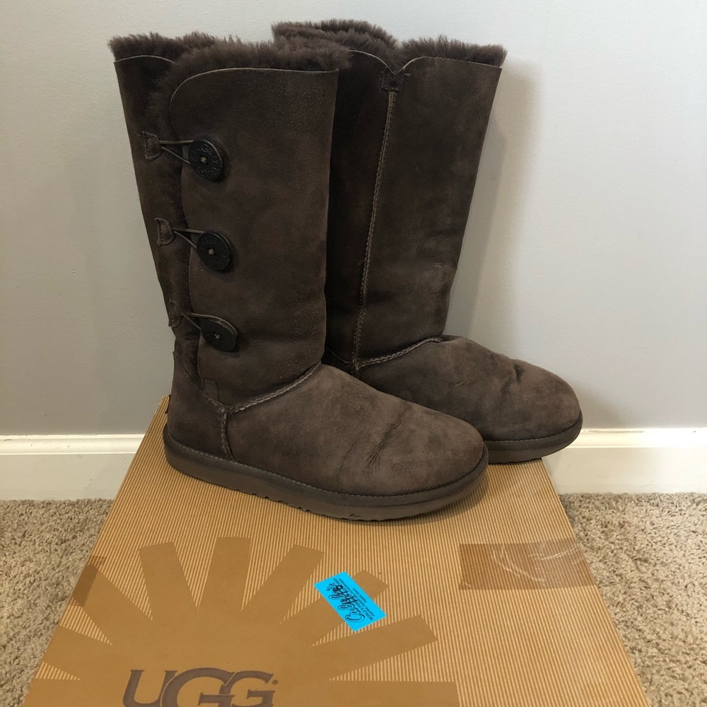 UGG Bailey button triplet, size 8.